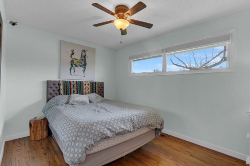 2728 45 Street Sw, Calgary, AB - Indoor Photo Showing Bedroom