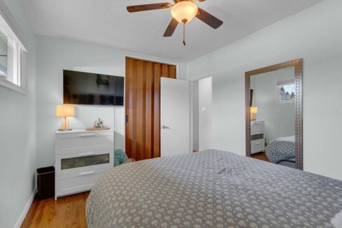 2728 45 Street Sw, Calgary, AB - Indoor Photo Showing Bedroom