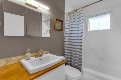 2728 45 Street Sw, Calgary, AB - Indoor Photo Showing Bathroom