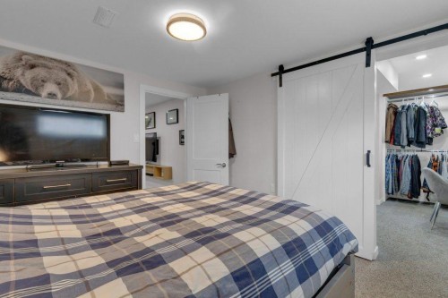 2728 45 Street Sw, Calgary, AB - Indoor Photo Showing Bedroom