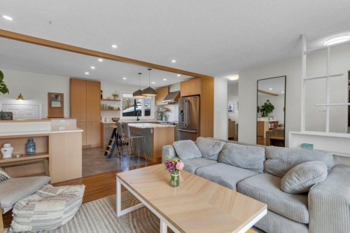 2728 45 Street Sw, Calgary, AB - Indoor Photo Showing Living Room