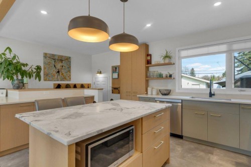2728 45 Street Sw, Calgary, AB - Indoor Photo Showing Kitchen