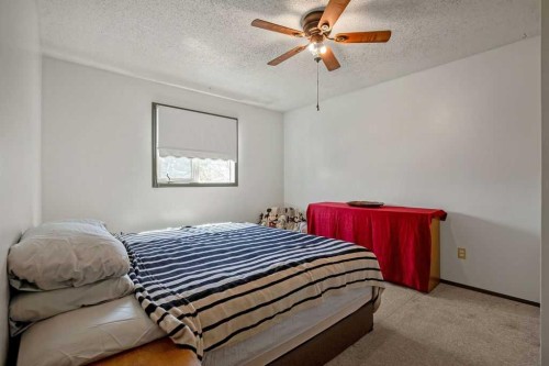 13 Park Road, Strathmore, AB - Indoor Photo Showing Bedroom