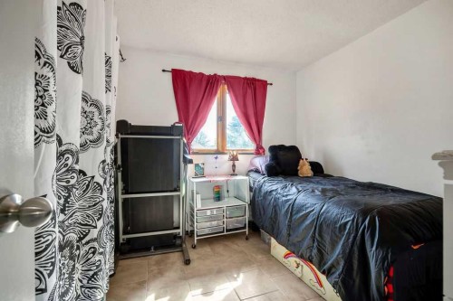 13 Park Road, Strathmore, AB - Indoor Photo Showing Bedroom
