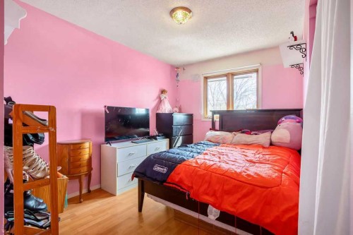 13 Park Road, Strathmore, AB - Indoor Photo Showing Bedroom