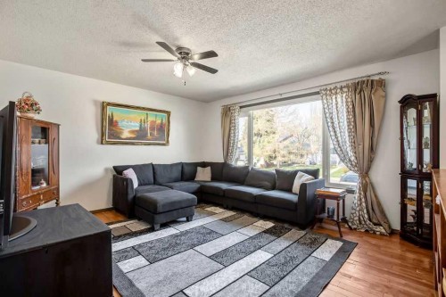 13 Park Road, Strathmore, AB - Indoor Photo Showing Living Room