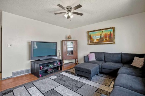 13 Park Road, Strathmore, AB - Indoor Photo Showing Living Room