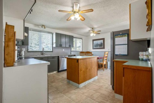 13 Park Road, Strathmore, AB - Indoor Photo Showing Kitchen