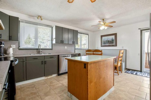 13 Park Road, Strathmore, AB - Indoor Photo Showing Kitchen