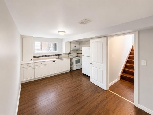 422 40 Street Ne, Calgary, AB - Indoor Photo Showing Kitchen