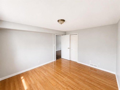 422 40 Street Ne, Calgary, AB - Indoor Photo Showing Other Room