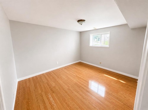 422 40 Street Ne, Calgary, AB - Indoor Photo Showing Other Room