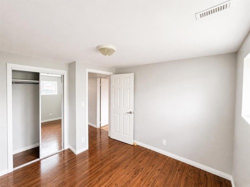 422 40 Street Ne, Calgary, AB - Indoor Photo Showing Other Room