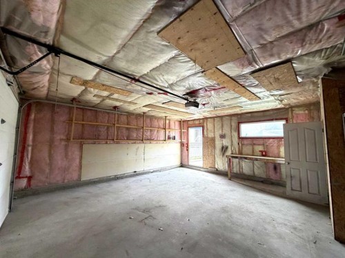 422 40 Street Ne, Calgary, AB - Indoor Photo Showing Garage