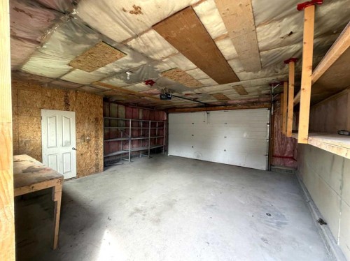 422 40 Street Ne, Calgary, AB - Indoor Photo Showing Garage