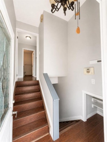 422 40 Street Ne, Calgary, AB - Indoor Photo Showing Other Room