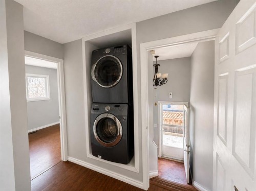 422 40 Street Ne, Calgary, AB - Indoor Photo Showing Laundry Room