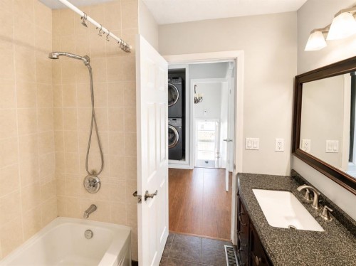 422 40 Street Ne, Calgary, AB - Indoor Photo Showing Bathroom