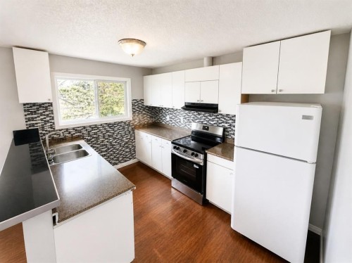 422 40 Street Ne, Calgary, AB - Indoor Photo Showing Kitchen With Double Sink