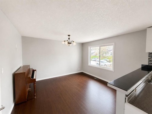 422 40 Street Ne, Calgary, AB - Indoor