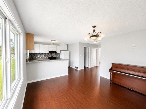 422 40 Street Ne, Calgary, AB - Indoor