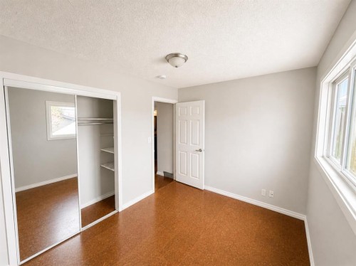 422 40 Street Ne, Calgary, AB - Indoor Photo Showing Other Room