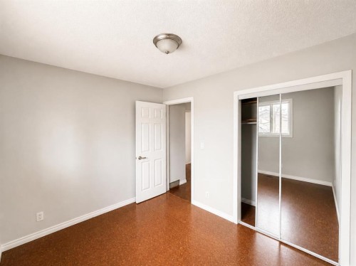 422 40 Street Ne, Calgary, AB - Indoor Photo Showing Other Room
