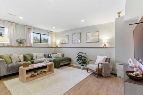 7 Jensen Crescent Ne, Airdrie, AB - Indoor Photo Showing Living Room