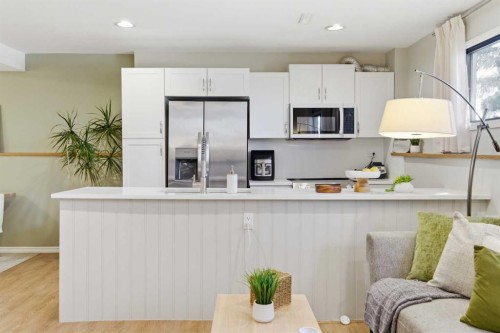7 Jensen Crescent Ne, Airdrie, AB - Indoor Photo Showing Kitchen With Upgraded Kitchen
