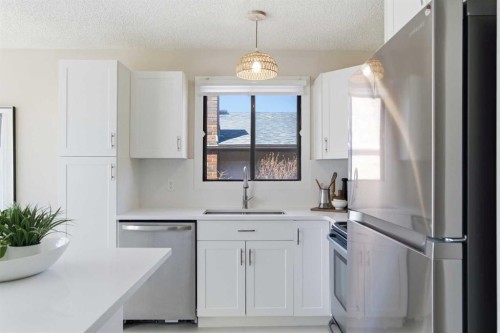 7 Jensen Crescent Ne, Airdrie, AB - Indoor Photo Showing Kitchen