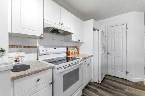 100 Saddlecrest Boulevard Ne, Calgary, AB - Indoor Photo Showing Kitchen