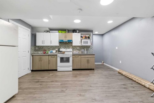 100 Saddlecrest Boulevard Ne, Calgary, AB - Indoor Photo Showing Kitchen