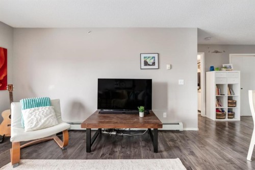 1414-12 Cimarron Common, Okotoks, AB - Indoor Photo Showing Living Room