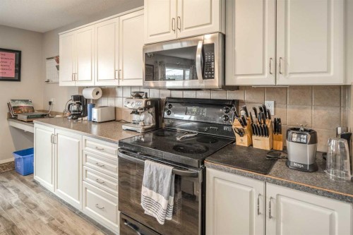 4 Springbank Bay Sw, Calgary, AB - Indoor Photo Showing Kitchen