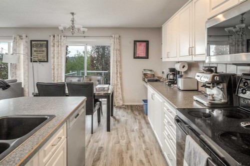 4 Springbank Bay Sw, Calgary, AB - Indoor Photo Showing Kitchen
