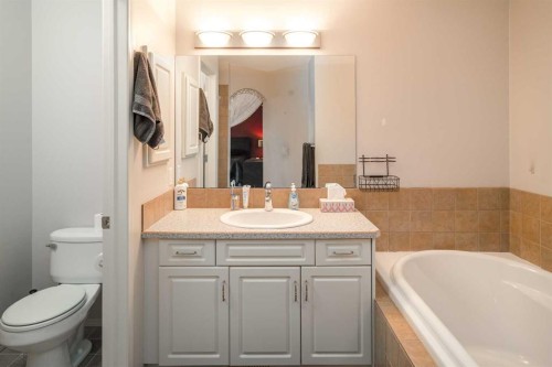 4 Springbank Bay Sw, Calgary, AB - Indoor Photo Showing Bathroom
