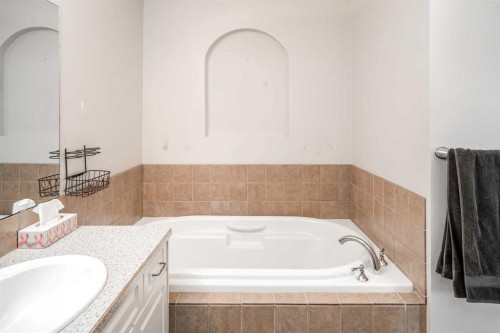 4 Springbank Bay Sw, Calgary, AB - Indoor Photo Showing Bathroom