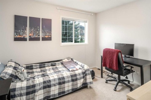4 Springbank Bay Sw, Calgary, AB - Indoor Photo Showing Bedroom