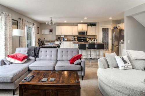 4 Springbank Bay Sw, Calgary, AB - Indoor Photo Showing Living Room