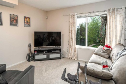 4 Springbank Bay Sw, Calgary, AB - Indoor Photo Showing Living Room
