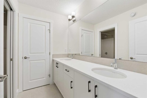120 Creekstone Circle Sw, Calgary, AB - Indoor Photo Showing Bathroom