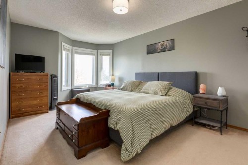 159 Macewan Drive Nw, Calgary, AB - Indoor Photo Showing Bedroom