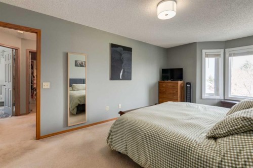 159 Macewan Drive Nw, Calgary, AB - Indoor Photo Showing Bedroom