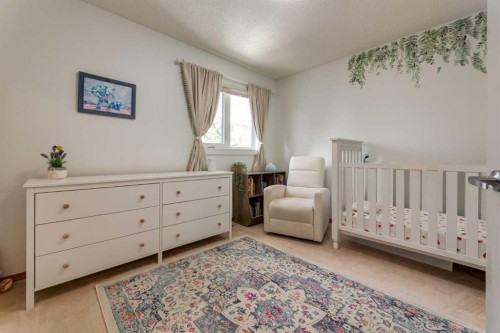 159 Macewan Drive Nw, Calgary, AB - Indoor Photo Showing Bedroom