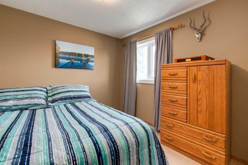159 Macewan Drive Nw, Calgary, AB - Indoor Photo Showing Bedroom