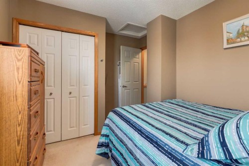159 Macewan Drive Nw, Calgary, AB - Indoor Photo Showing Bedroom