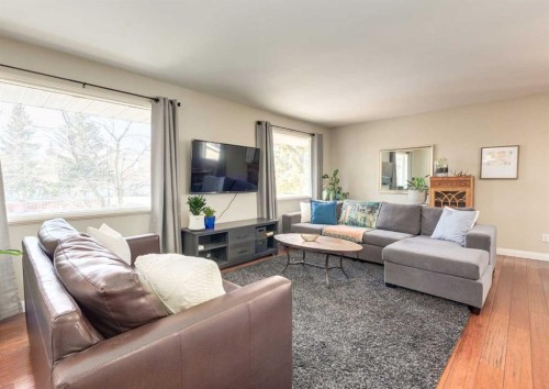 10012 Oakfield Drive Sw, Calgary, AB - Indoor Photo Showing Living Room