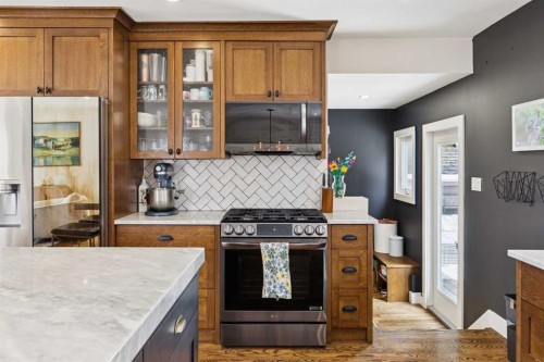28 Calandar Road Nw, Calgary, AB - Indoor Photo Showing Kitchen