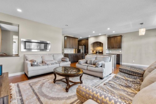 40 Masters Common Se, Calgary, AB - Indoor Photo Showing Living Room