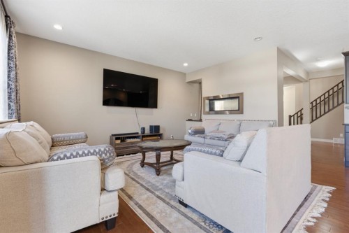 40 Masters Common Se, Calgary, AB - Indoor Photo Showing Living Room